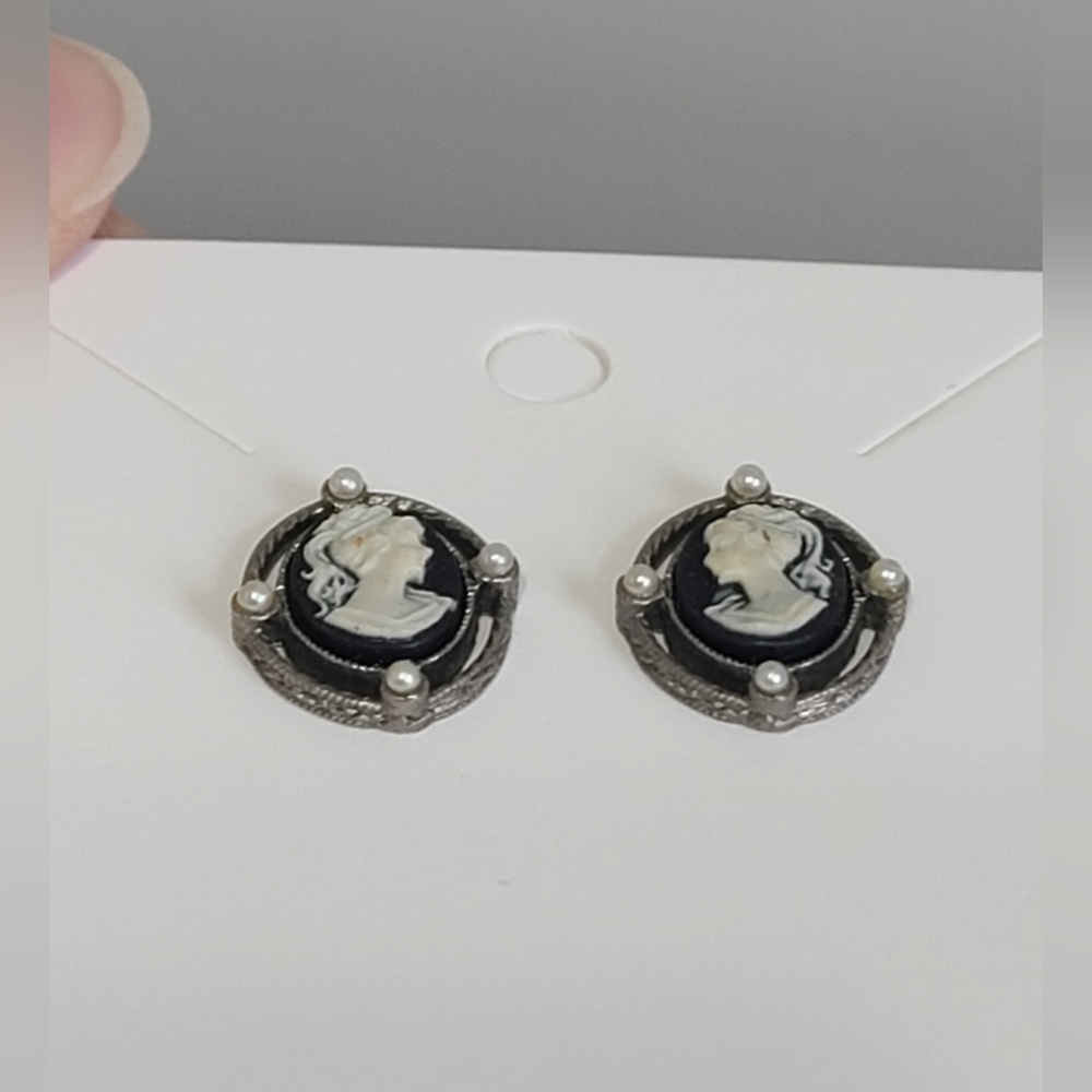 Vintage Victorian Silver Tone Oval Black White Lady Cameo Pearl Stud Earrings - Picture 13 of 14